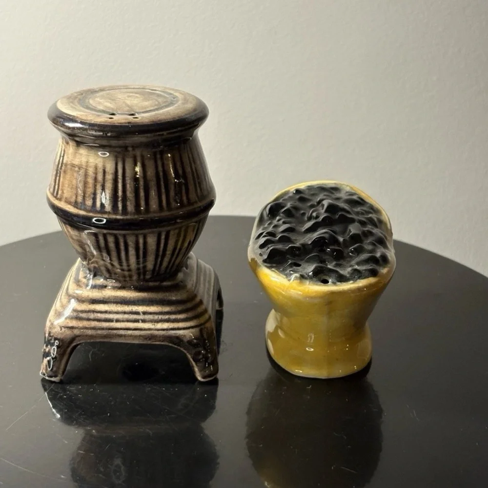 Vintage Pot Belly Stove Coal Bucket Salt Pepper Shaker Set Kitschy MCM